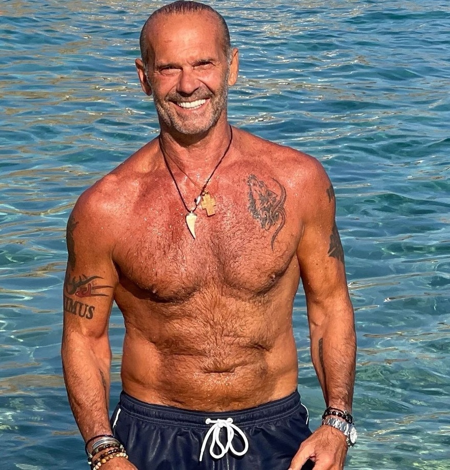 O πιο γοητευτικός 70αρης στην Ελλάδα – Γυμνασμένος, πάντα όμορφος και με στυλ – Δημιούργησε μια κουλτούρα μόνος του