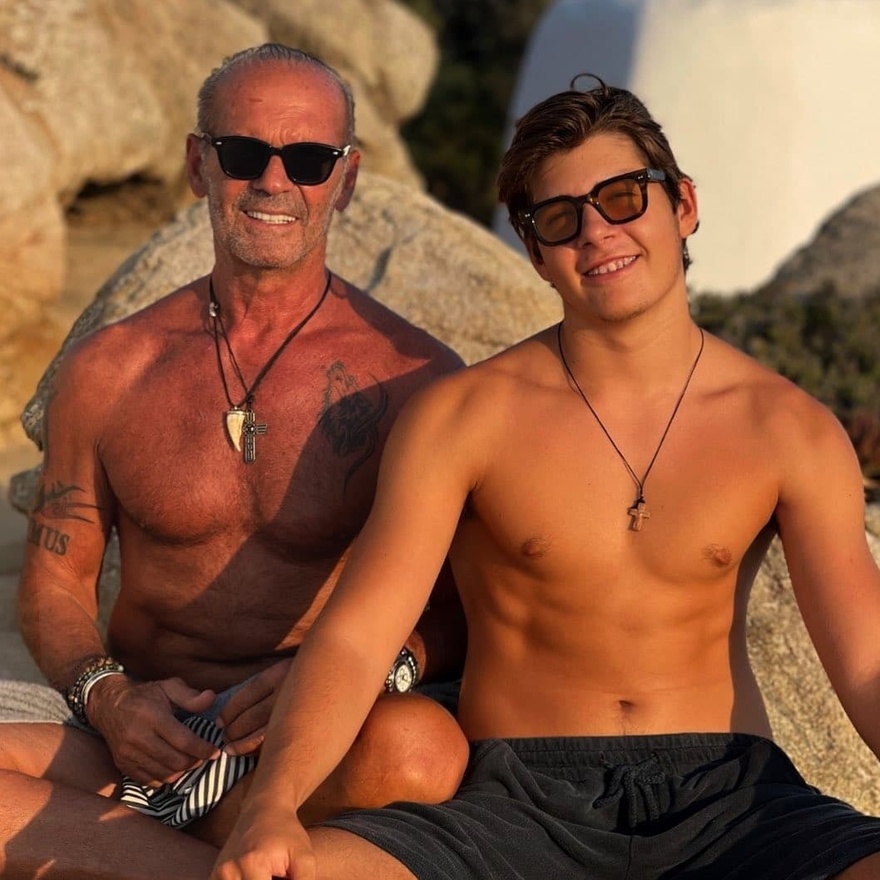 O πιο γοητευτικός 70αρης στην Ελλάδα – Γυμνασμένος, πάντα όμορφος και με στυλ – Δημιούργησε μια κουλτούρα μόνος του