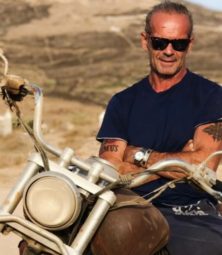 O πιο γοητευτικός 70αρης στην Ελλάδα – Γυμνασμένος, πάντα όμορφος και με στυλ – Δημιούργησε μια κουλτούρα μόνος του