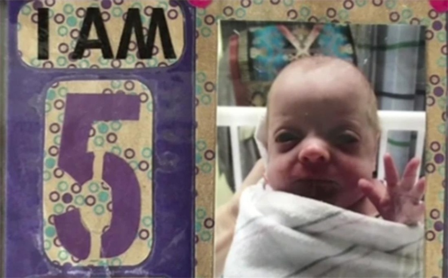 Έγκυος πάει στο κομμωτήριο για να βάψει τα μαλλιά της – Όμως όταν η κομμώτρια της βγάζει την πετσέτα…