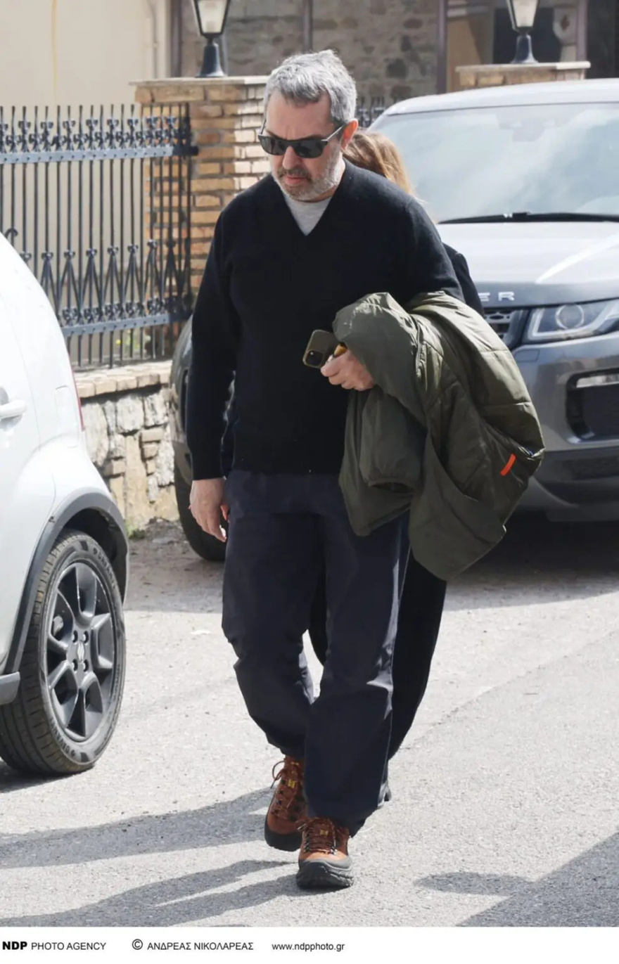 Κηδεία Καίτης Κωνσταντίνου: Σφιχταγκαλιασμένοι με τη μητέρα της οι ηθοποιοί από τα “Εγκλήματα” – Σπάραξαν στο κλάμα