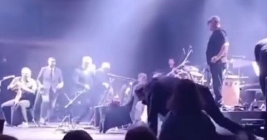 Συγκλονίζει το βίντεο με την κατάρρευση γνωστού τραγουδιστή σε συναυλία στην Κύπρο