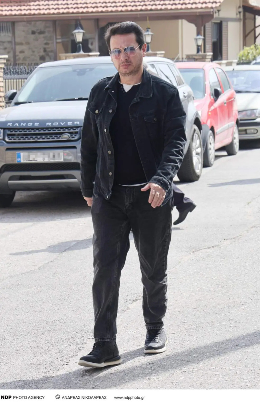 Κηδεία Καίτης Κωνσταντίνου: Σφιχταγκαλιασμένοι με τη μητέρα της οι ηθοποιοί από τα “Εγκλήματα” – Σπάραξαν στο κλάμα