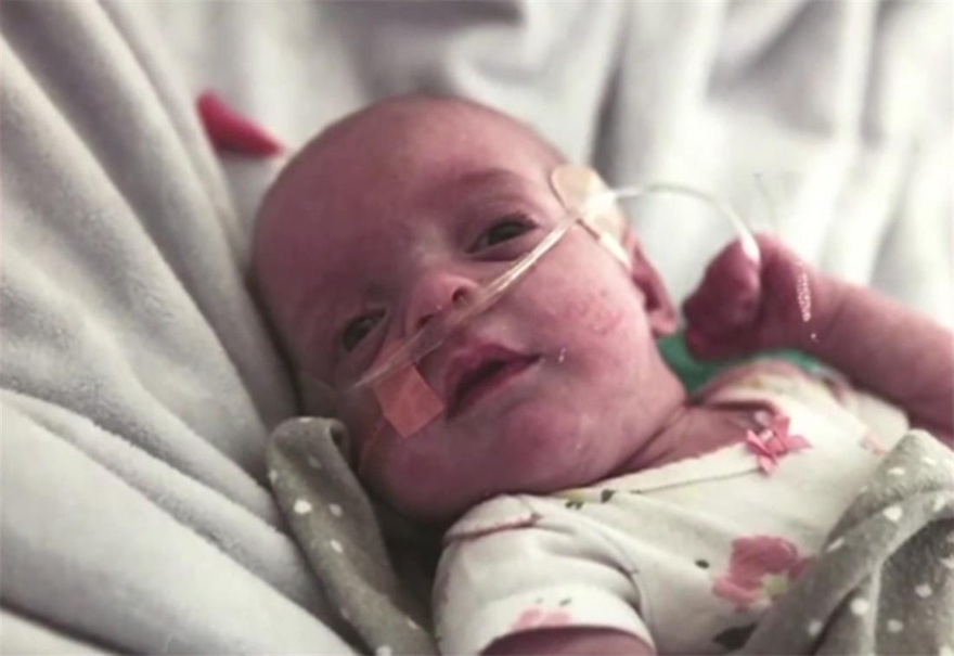 Έγκυος πάει στο κομμωτήριο για να βάψει τα μαλλιά της – Όμως όταν η κομμώτρια της βγάζει την πετσέτα…