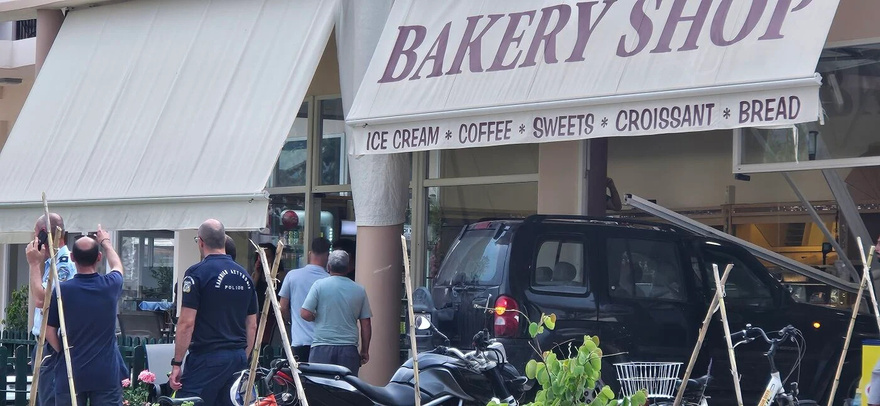 Tζιπ «μπούκαρε» σε φούρνο και παρέσυρε πελάτες – Ένας νεκρός και ένας σοβαρά τραυματίας