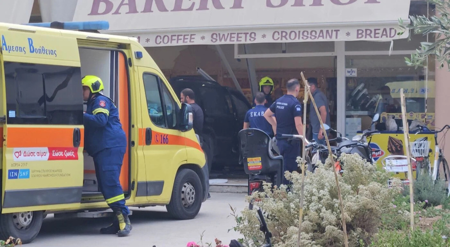 Tζιπ «μπούκαρε» σε φούρνο και παρέσυρε πελάτες – Ένας νεκρός και ένας σοβαρά τραυματίας