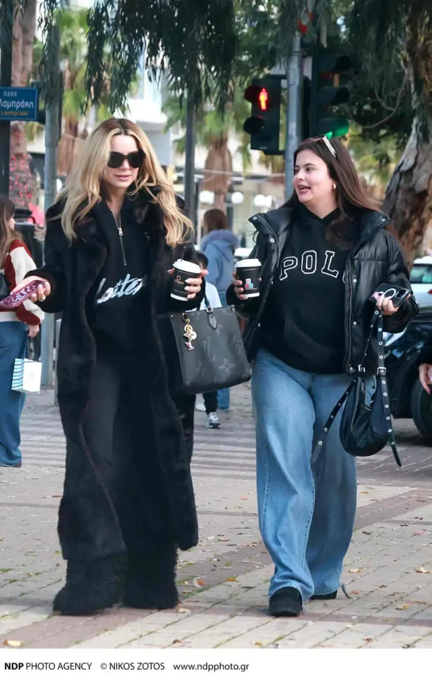 Δεν πρόσεξε τις κάμερες η Ζόζεφιν: Για καφέ στην Γλυφάδα με παρέα μετά τον χωρισμό από Νίνο – Ποιος την συνόδευε