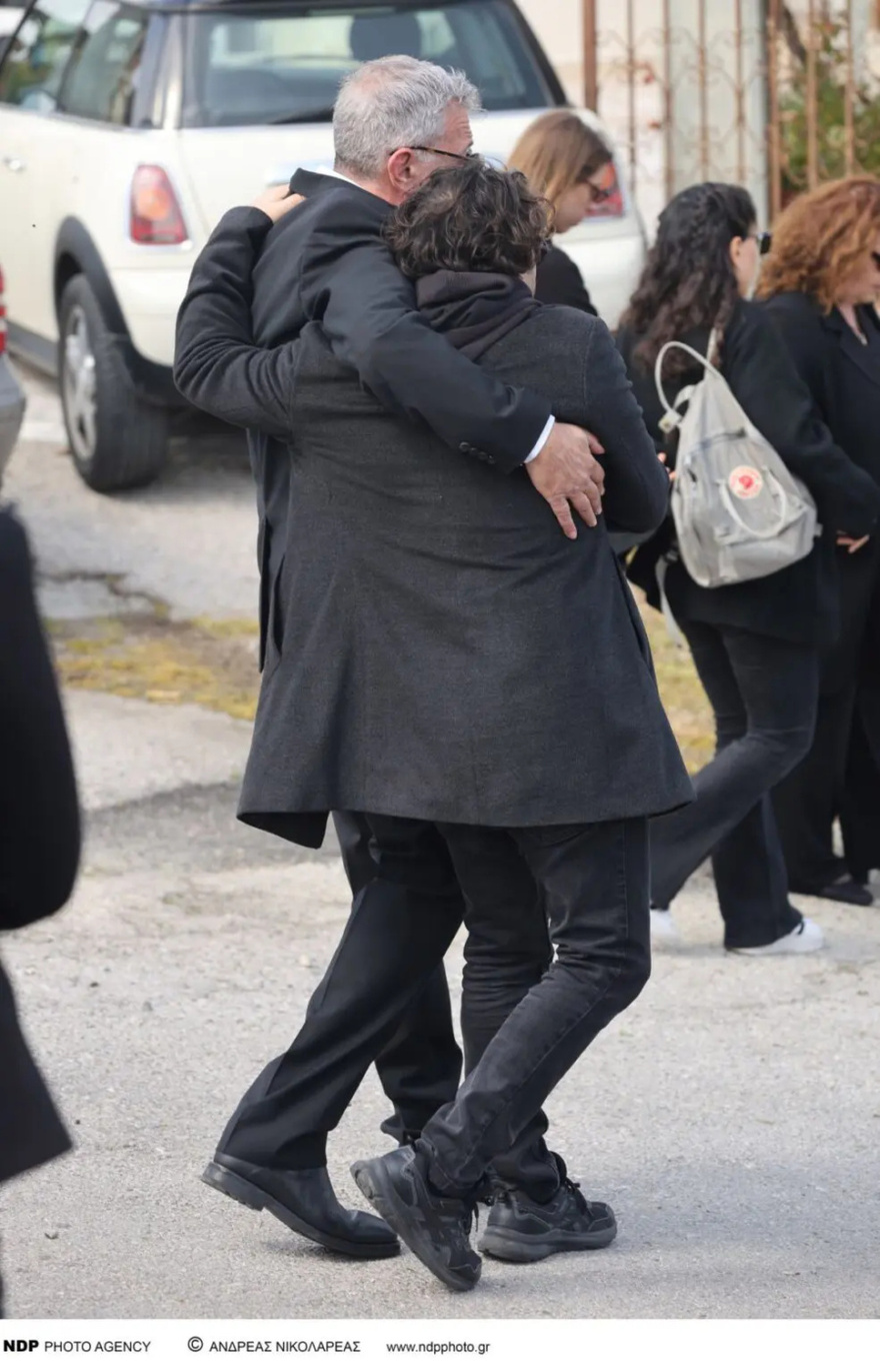 Κηδεία Καίτης Κωνσταντίνου: Σφιχταγκαλιασμένοι με τη μητέρα της οι ηθοποιοί από τα “Εγκλήματα” – Σπάραξαν στο κλάμα