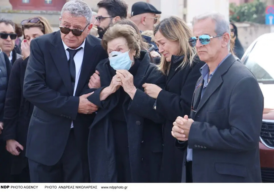 Κηδεία Καίτης Κωνσταντίνου: Σφιχταγκαλιασμένοι με τη μητέρα της οι ηθοποιοί από τα “Εγκλήματα” – Σπάραξαν στο κλάμα