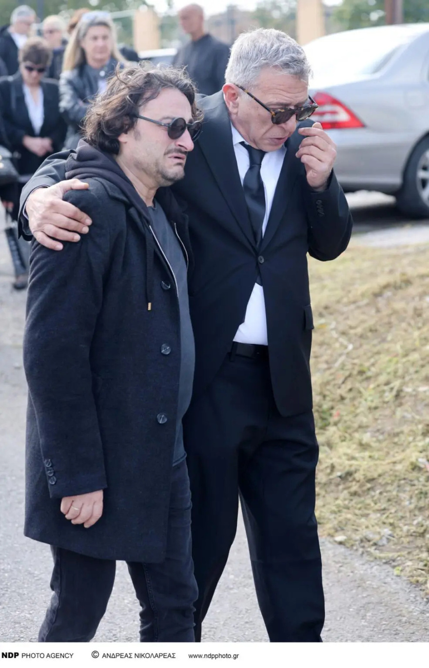 Κηδεία Καίτης Κωνσταντίνου: Σφιχταγκαλιασμένοι με τη μητέρα της οι ηθοποιοί από τα “Εγκλήματα” – Σπάραξαν στο κλάμα