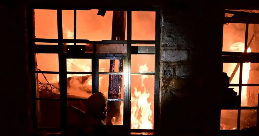 Μεγάλη μάχη με τις φλόγες στην Αθήνα: Εκκενώθηκαν πολυκατοικίες, υδροφόρα στο σημείο (εικόνες & βίντεο)