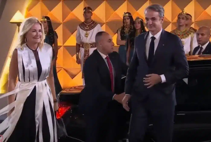 Έλαμψαν και έκαναν την Ελλάδα περήφανη ο Κυριάκος Μητσοτάκης και η σύζυγός του στο Κάιρο