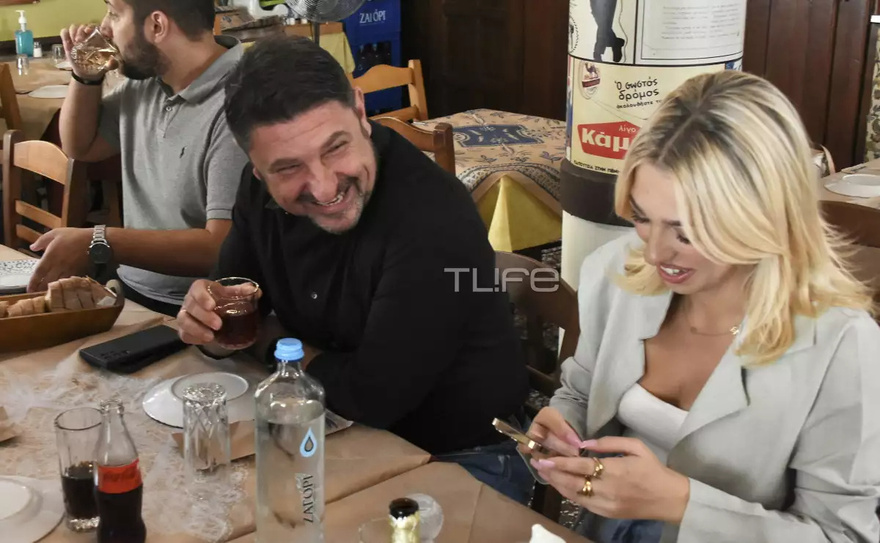 Ξανθιά καλλονή, μοιάζει στη Σπυροπούλου: Η κούκλα κόρη του Χαρδαλιά τράβηξε όλα τα βλέμματα πάνω της στην ταβέρνα