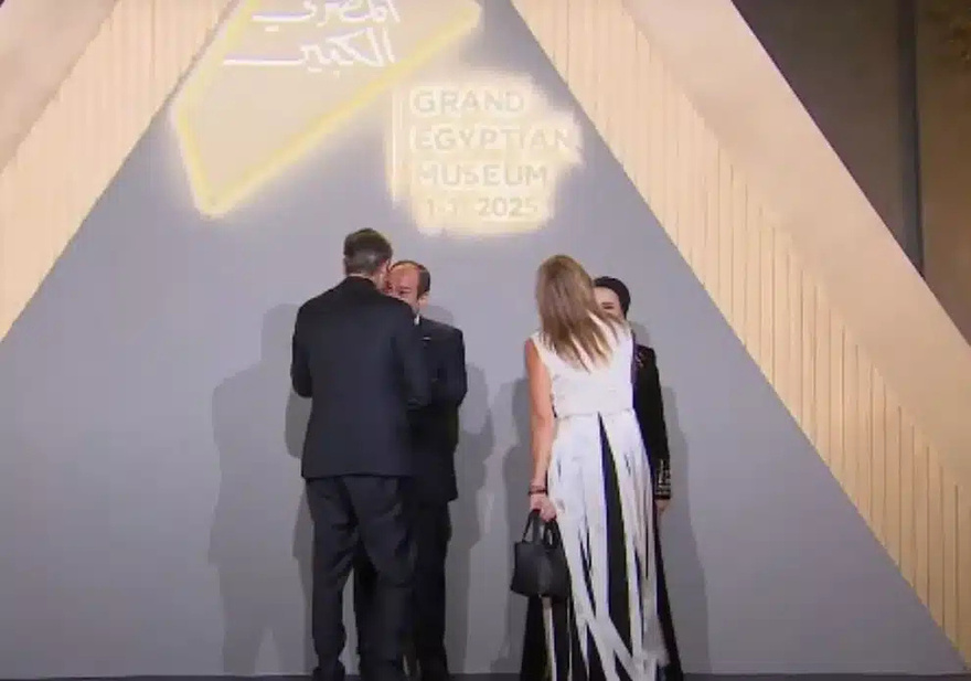 Έλαμψαν και έκαναν την Ελλάδα περήφανη ο Κυριάκος Μητσοτάκης και η σύζυγός του στο Κάιρο