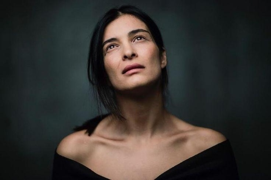 Αγνώριστη η Αντιγόνη Κουλουκάκου σε σειρά του ALPHA τύπου Οικογενειακές Ιστορίες (βίντεο)