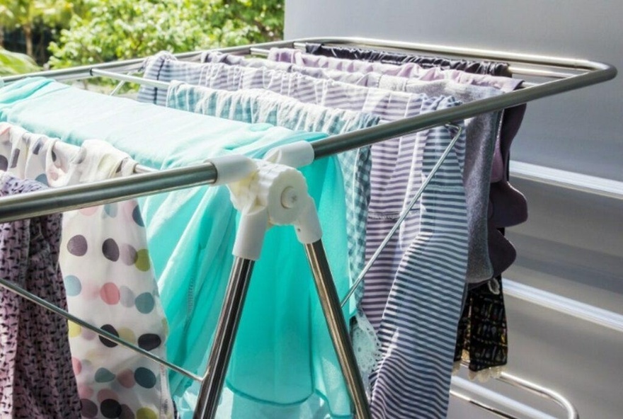 Παραμονή των Αγίων Ταξιαρχών : Μαζέψετε ρούχα και παπούτσια από έξω απόψε το βράδυ