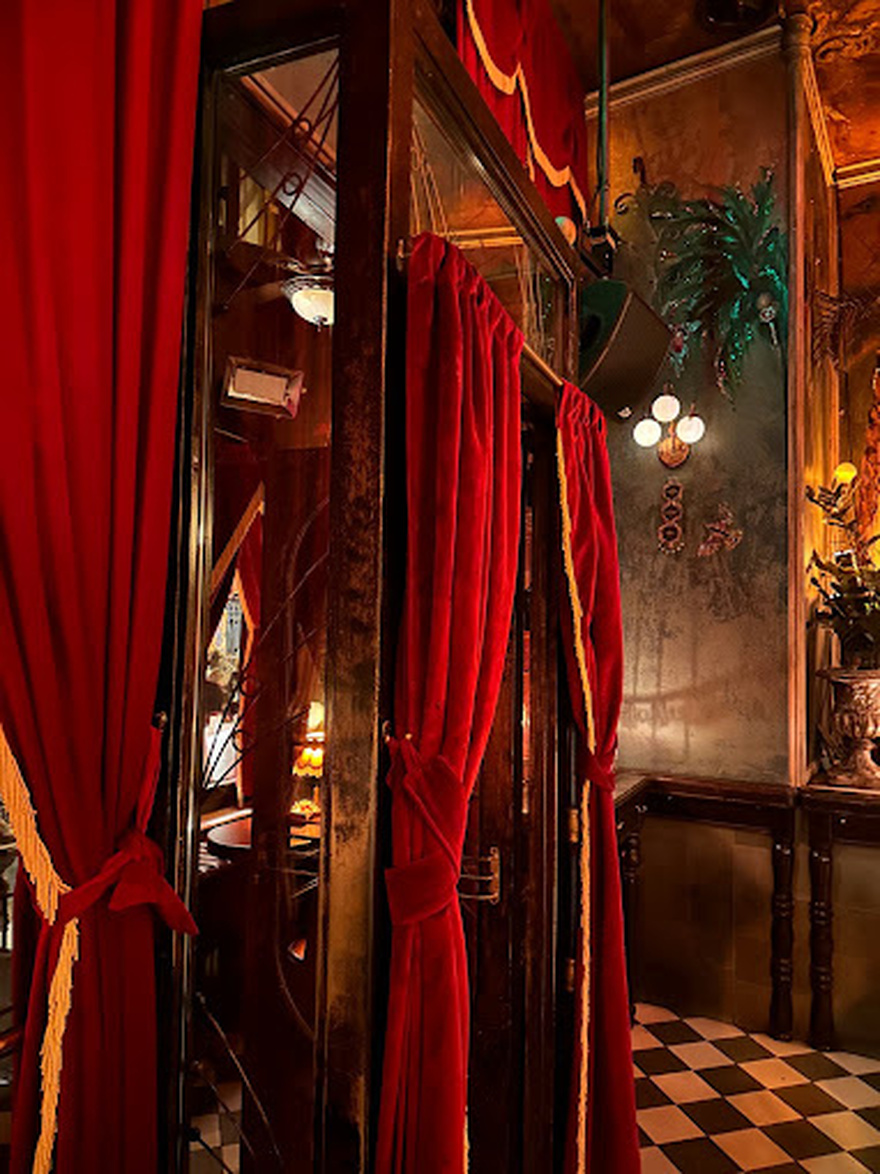 Juan Rodriguez: Ένα από τα πιο ξεχωριστά και ατμοσφαιρικά μπαρ της Αθήνας βρίσκεται στου Ψυρρή