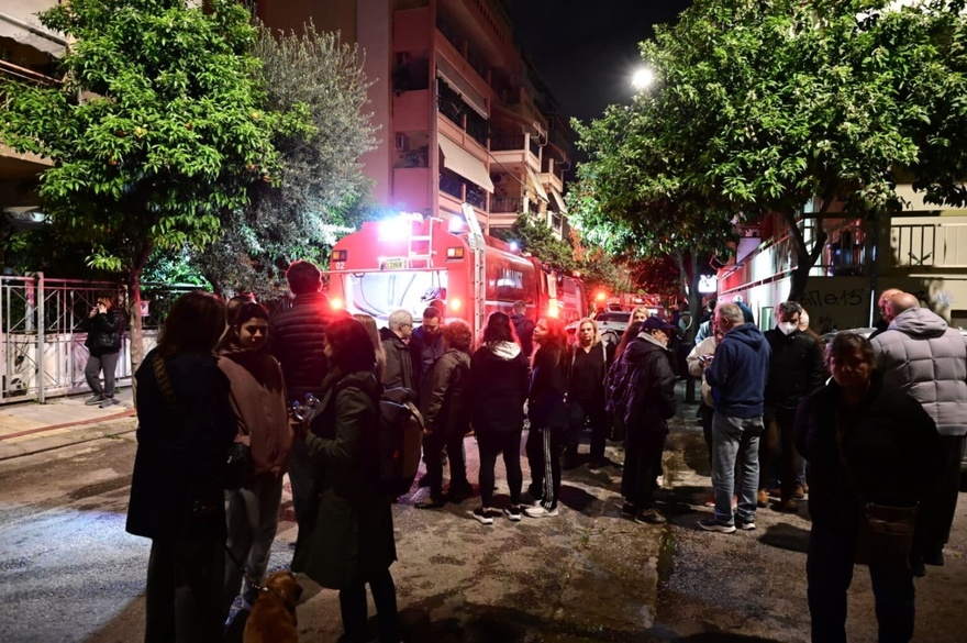 Μεγάλη μάχη με τις φλόγες στην Αθήνα: Εκκενώθηκαν πολυκατοικίες, υδροφόρα στο σημείο (εικόνες & βίντεο)