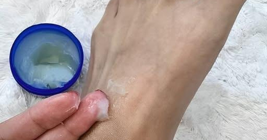 Η παθολόγος μου τρίβει το Vicks Vaporub στα πόδια της πριν κοιμηθεί για αυτόν τον υπέροχο λόγο