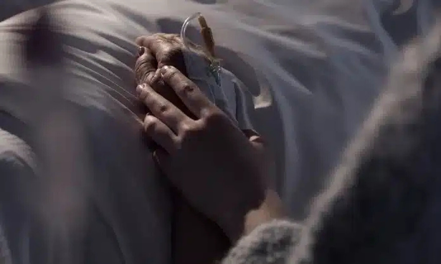 Οι ειδικοί ρίχνουν φως στο φαινόμενο του «επιθανάτιου ρόγχου» πριν τον θάνατο