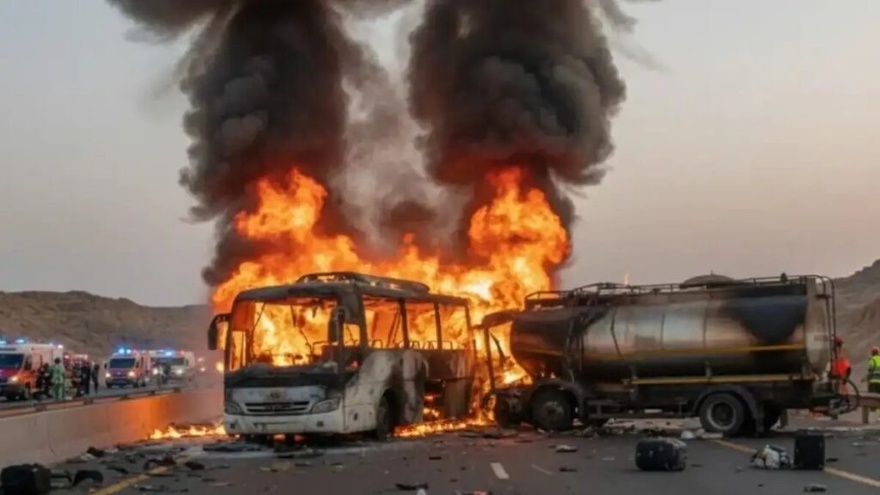Τραγωδία: Λεωφορείο με προσκυνητές συγκρούστηκε με βυτιοφόρο και τυλίχθηκε στις φλόγες – Δεκάδες νεκροί (video)