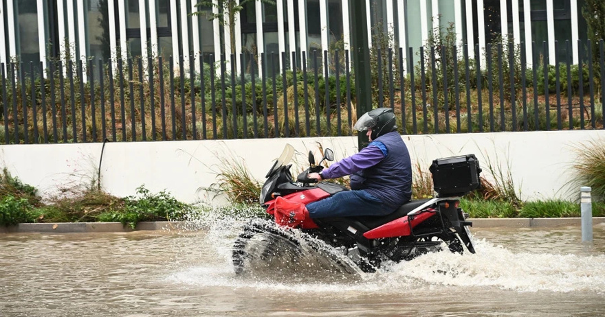 ΣΥΝΑΓΕΡΜΟΣ: Πνίγεται η Αττική – Εικόνες καταστροφής από την καταρρακτώδη βροχή