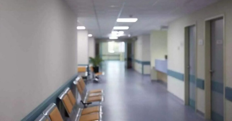 ΕΚΤΑΚΤΗ ΕΙΔΗΣΗ ΓΙΑ ΤΗΝ ΓΙΑΤΡΟ ΠΟΥ ΝΟΣΕΙ ΜΕ ΑΙΜΟΡΡΑΓΙΚΟ ΠΥΡΕΤΟ – ΤΙ ΕΠΑΘΑΝ 25 ΣΥΝΑΔΕΛΦΟΙ ΤΗΣ ΠΟΥ ΗΡΘΑΝ ΣΕ ΕΠΑΦΗ ΜΑΖΙ ΤΗΣ