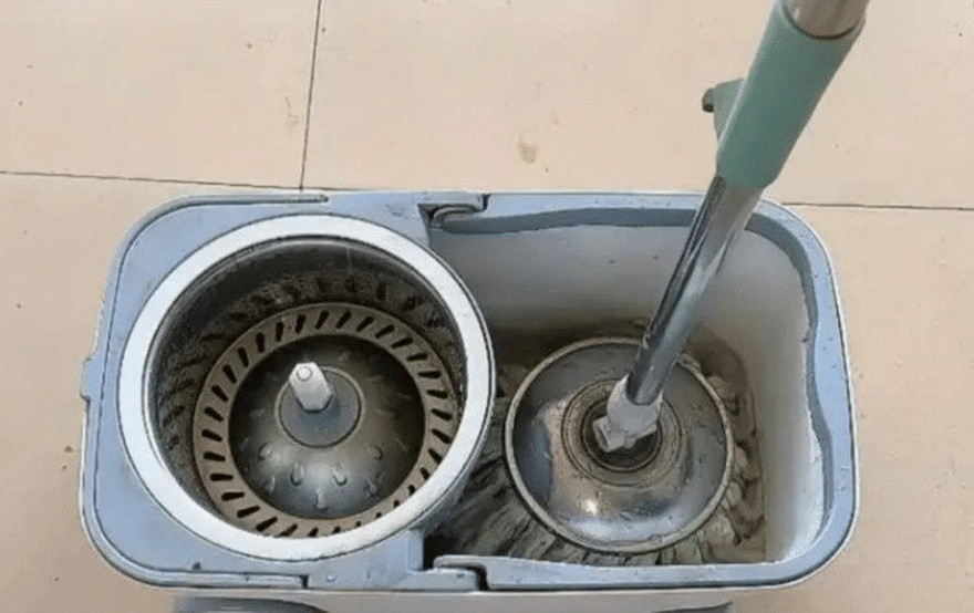 Βάλτε αυτό στο νερό. Ακόμα κι αν δεν σφουγγαρίσετε για μια εβδομάδα, το πάτωμα θα παραμείνει καθαρό χωρίς σκόνη