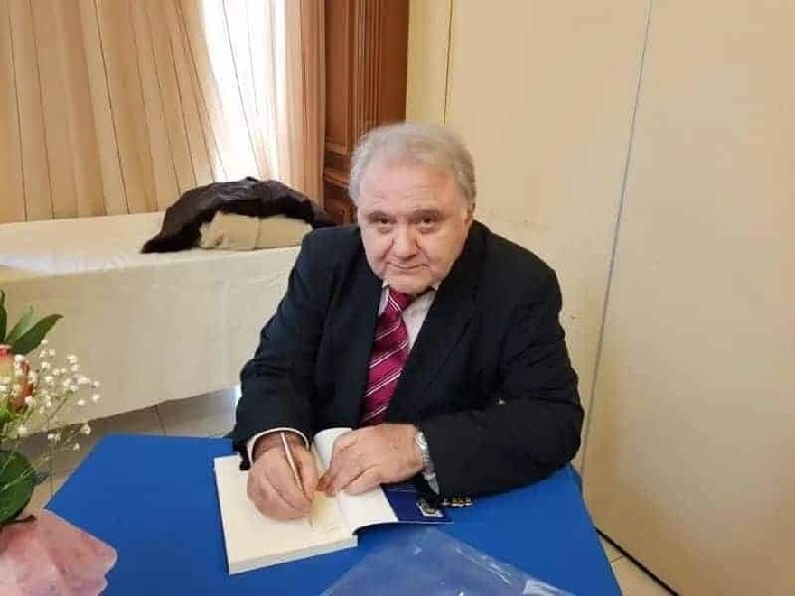 Θυμάστε τον ηθοποιό Παύλο Λιάρο; Δείτε πως είναι στα 80 του ο κινηματογραφικός «γιος» του Λάμπρου Κωνσταντάρα