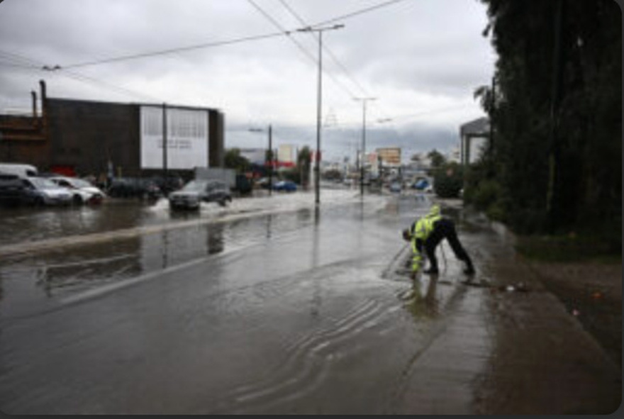 ΣΥΝΑΓΕΡΜΟΣ: Πνίγεται η Αττική – Εικόνες καταστροφής από την καταρρακτώδη βροχή