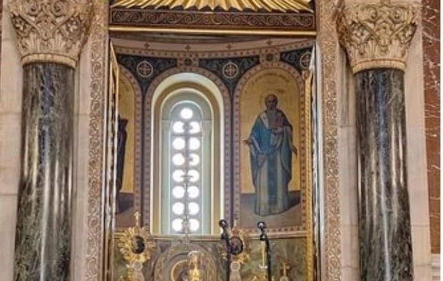 Σκηνές που προκαλούν δέος – Δείτε τι έκανε ένας ιερέας όταν έπεσε το Ιερό Δισκοπότηρο