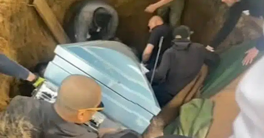 Η ανατριχιαστική στιγμή που φέρετρο καταπλακώνει αυτούς που το κουβαλούσαν και τους ρίχνει στον τάφο