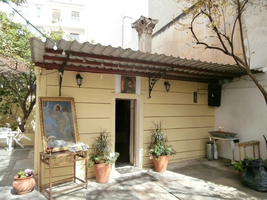 Κρυμμένο στα στενά της Αθήνας: Το άγνωστο εκκλησάκι του Αγίου Ιωάννη με την ιδιαίτερη αρχιτεκτονική