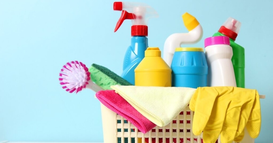 Εντοπίστηκε δηλητηριώδης χημική ουσία σε πασίγνωστα καθαριστικά – Τα έχουμε όλοι στο σπίτι μας
