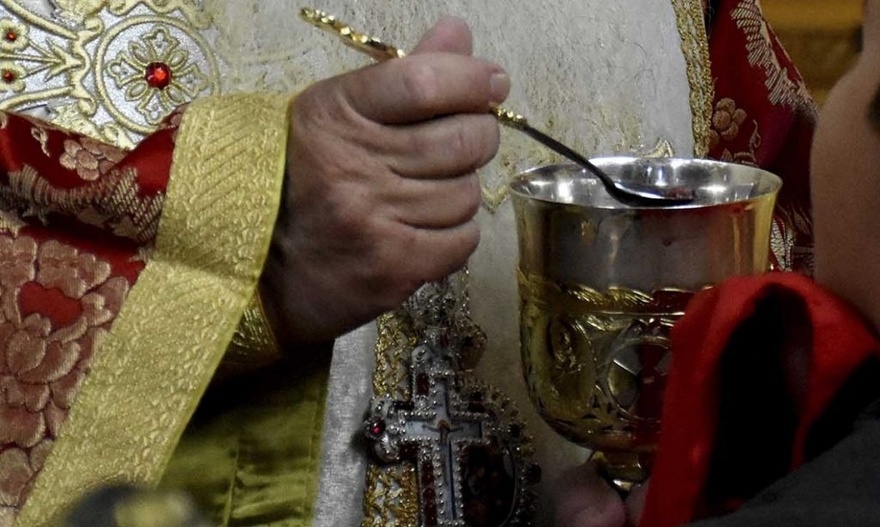 Σκηνές που προκαλούν δέος – Δείτε τι έκανε ένας ιερέας όταν έπεσε το Ιερό Δισκοπότηρο