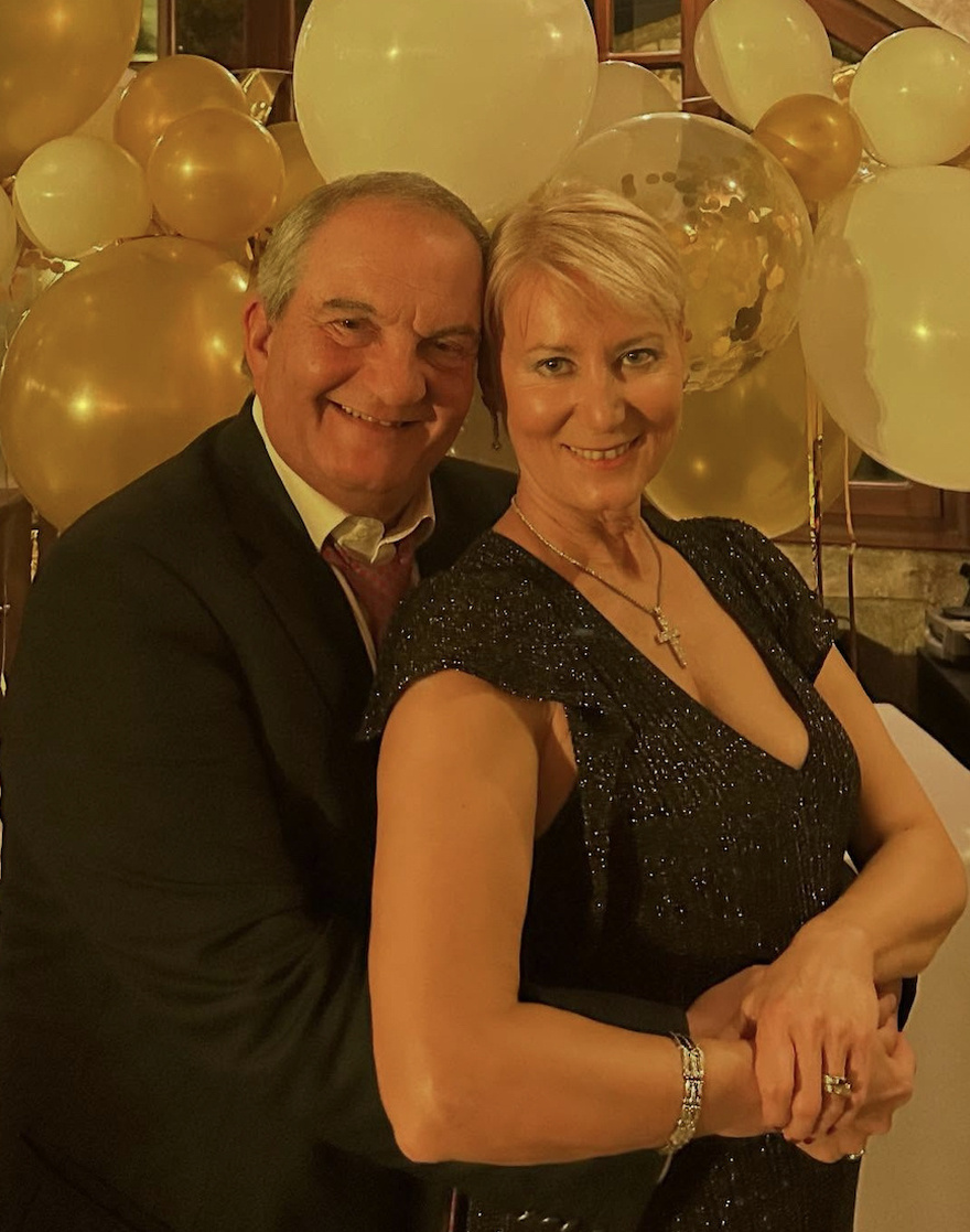 Κώστας Καραμανλής και Νατάσα Παζαΐτη ποζάρουν αγκαλιασμένοι στο ρεβεγιόν της Πρωτοχρονιάς του 2025