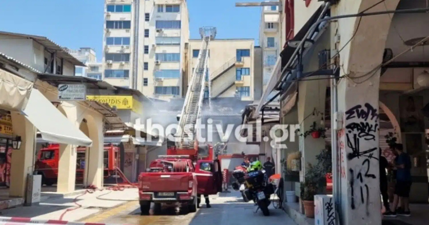 Θεσσαλονίκη ΤΩΡΑ: Μαίνεται η φωτιά στο Καπάνι – Καίγεται εστιατόριο και άρπαξε και το δίπλα μαγαζί – Στο Νοσοκομείο 3 πυροσβέστες