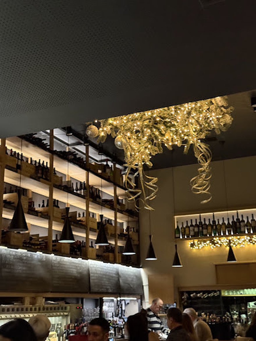 By the Glass: Το wine bar που απογειώνει την εμπειρία του κρασιού στην Αθήνα