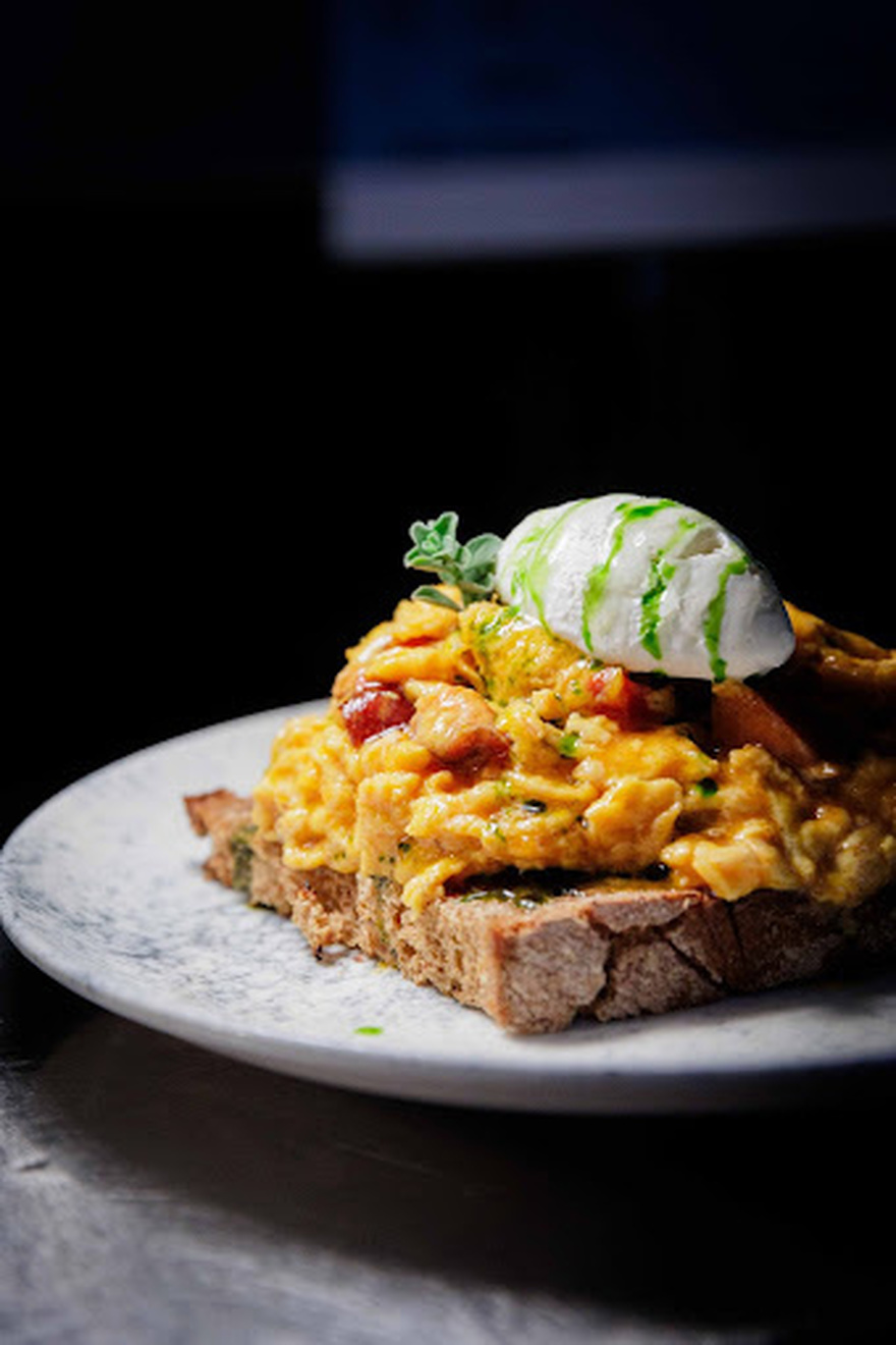 Upupa Epops: Το ατμοσφαιρικό all-day bar στο Κουκάκι