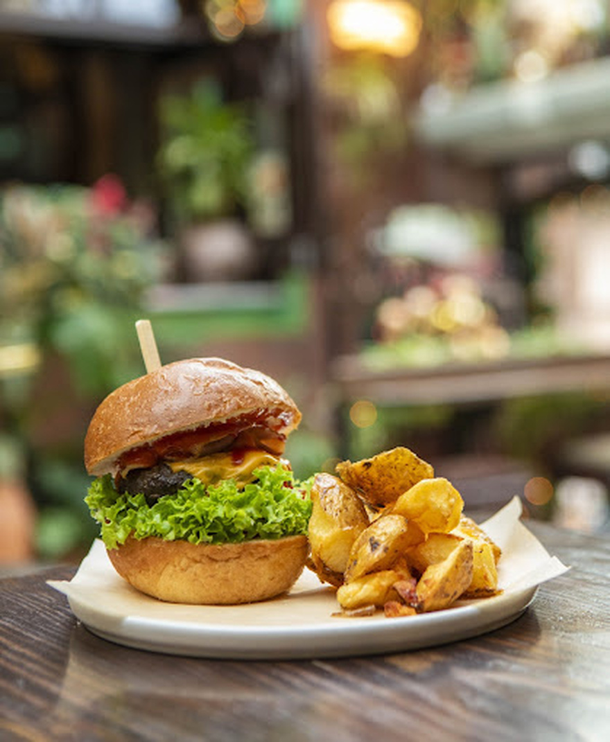 Upupa Epops: Το ατμοσφαιρικό all-day bar στο Κουκάκι