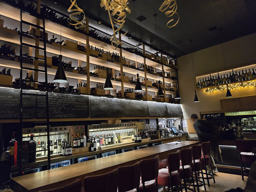 By the Glass: Το wine bar που απογειώνει την εμπειρία του κρασιού στην Αθήνα