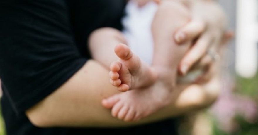«Έμεινε στον ήλιο – Είχε αρχίσει να κιτρινίζει»: Τι αποκαλύπτει ο αδελφός του βρέφους που πέθανε στην Πάρο