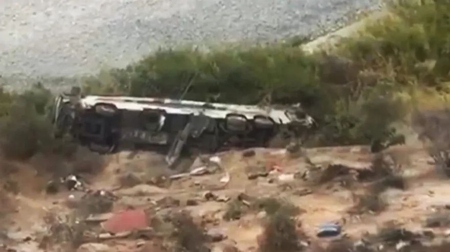 ΕΚΤΑΚΤΟ ΤΩΡΑ ΤΡΑΓΩΔΙΑ: Λεωφορείο έπεσε σε γκρεμό – Δεκάδες vεκροί και τραυματίες