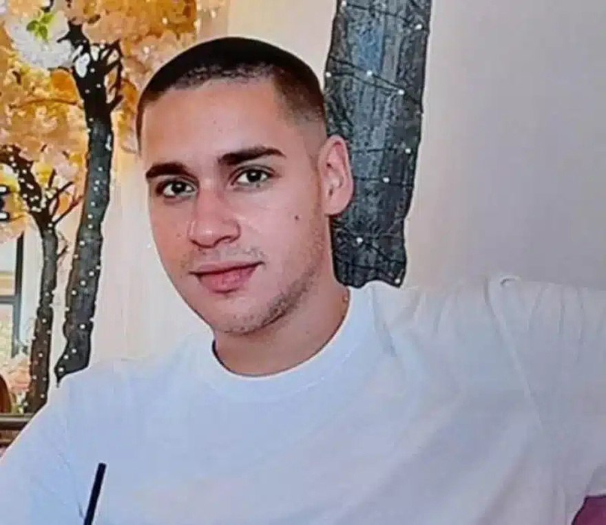 Τέμπη: «Δεν έφτασες ποτέ αλλά σε περιμένω ακόμη – Σ’ αγαπάω όσο δεν φαντάζεσαι και μου λείπεις τóσο πολύ» – Το σπαρακτικό κείμενο της μητέρας του 21χρονου Τάσου