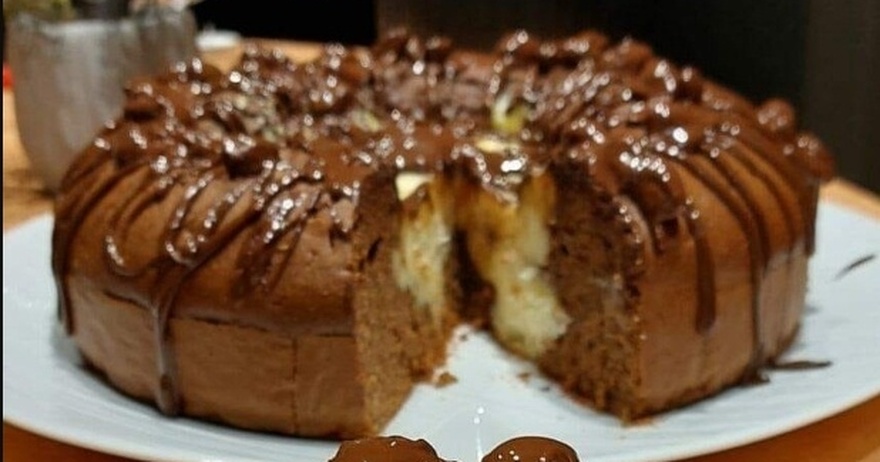 Αφράτο κέικ με βελούδινη σπιτική κρέμα πατισερί στη μέση, σαν τούρτα.