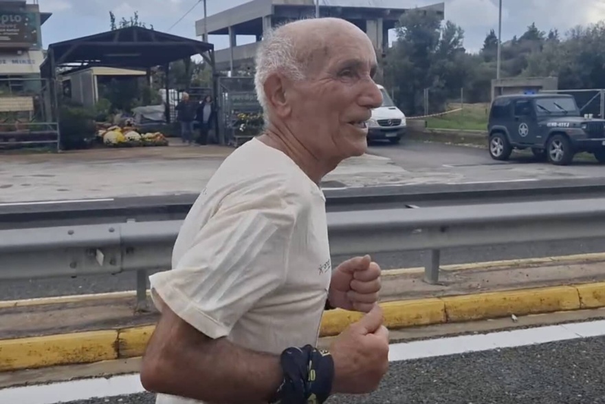 O υπέροχος κύριος Πλούταρχος έτρεξε 42 χλμ. για… πλάκα στα 89 του χρόνια