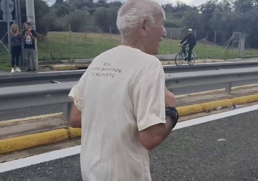 O υπέροχος κύριος Πλούταρχος έτρεξε 42 χλμ. για… πλάκα στα 89 του χρόνια