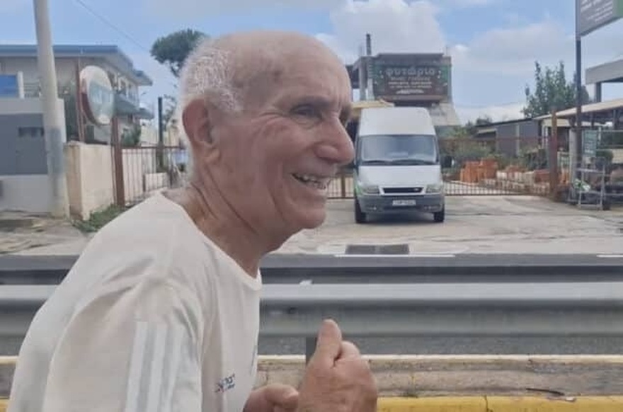 O υπέροχος κύριος Πλούταρχος έτρεξε 42 χλμ. για… πλάκα στα 89 του χρόνια