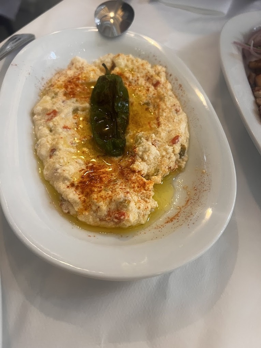 12 Πιάτα: Η Νέα Γαστρονομική Άφιξη στο Κουκάκι με την Υπογραφή του Παύλου Κυριάκη