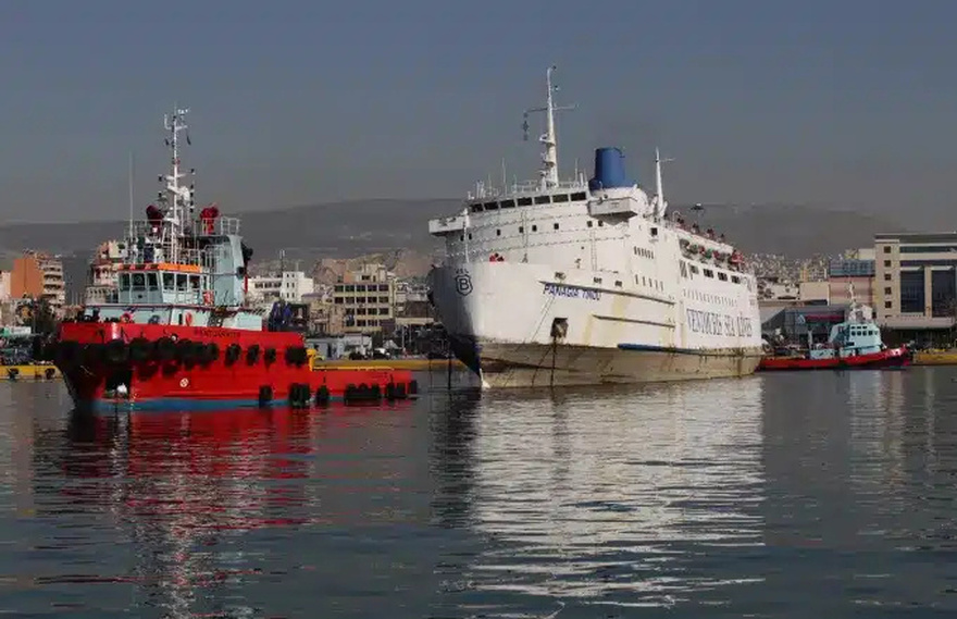 Συναγερμός στον Πειραιά: Σύγκρουση πλοίων στο λιμάνι
